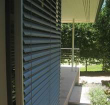 ������~��